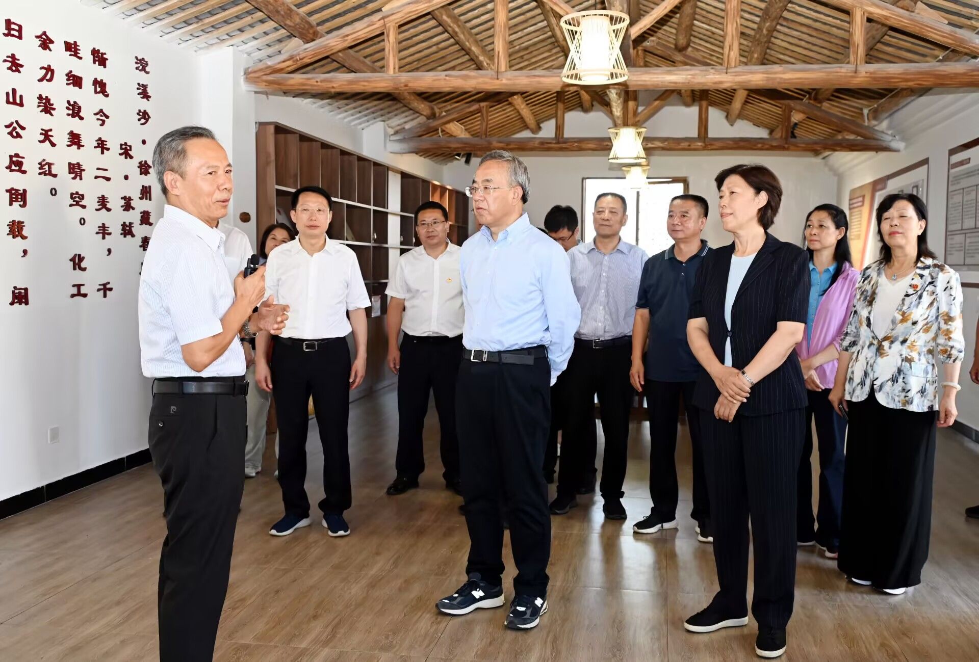 全国政协副主席胡春华调研四川东坡永丰水稻科技小院